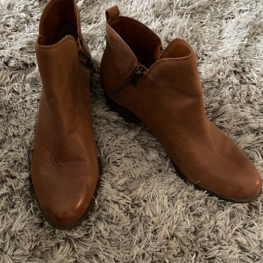 Lucky Brand 9M. I think I wore them one time.